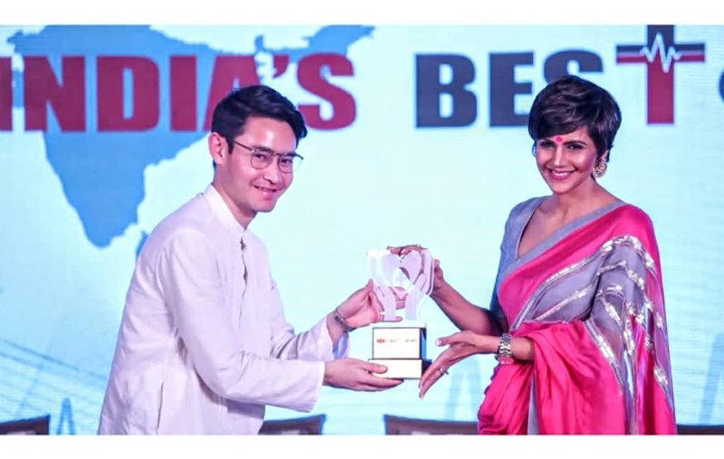 Mandira Bedi giving award best doctors in india